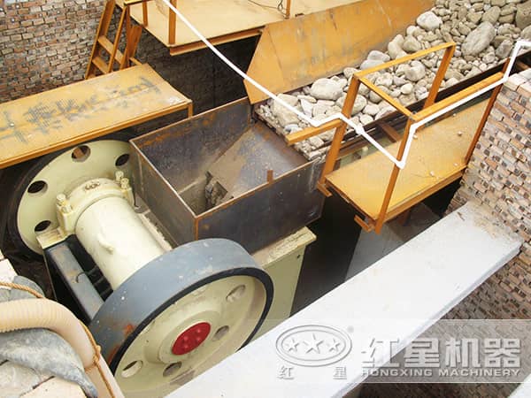 顎式破碎機生產現(xiàn)場