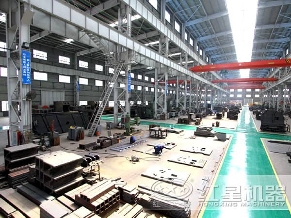 移動(dòng)大型車載碎石機(jī)車間圖