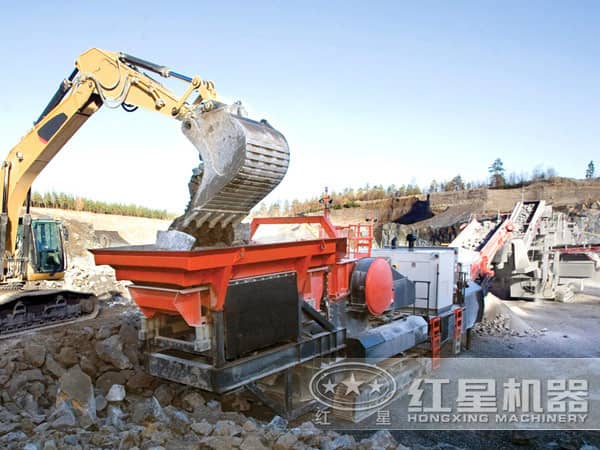 移動式破碎機作業(yè)現(xiàn)場