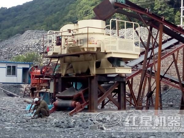 花崗巖制砂機作業(yè)現(xiàn)場