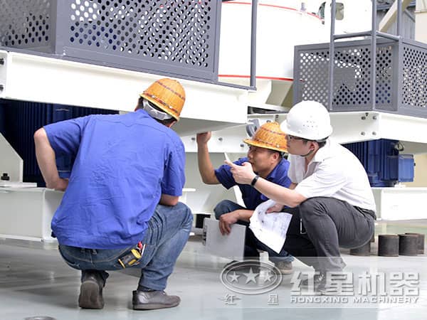 紅星技術(shù)專業(yè)正在檢測研制好的新型制沙機(jī)