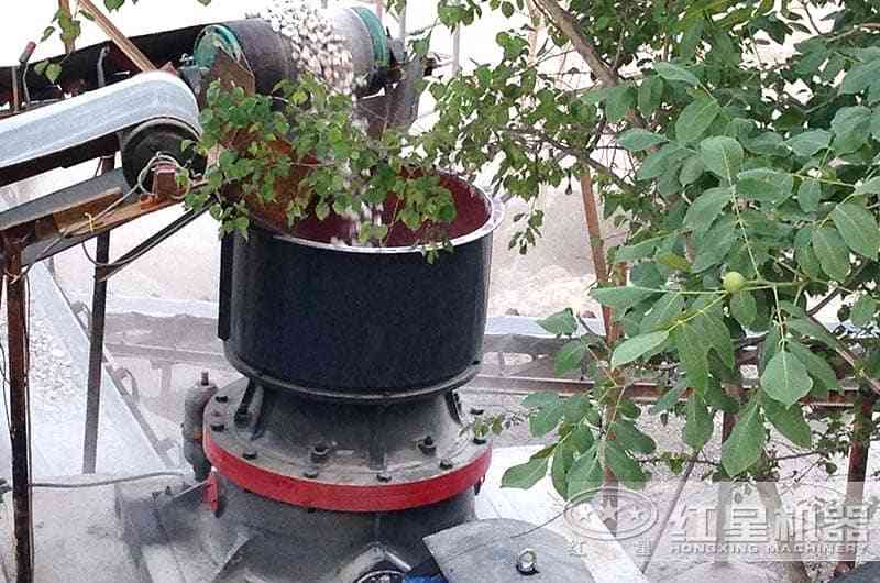 客戶現場實拍圖，進料粒度大、出料可調