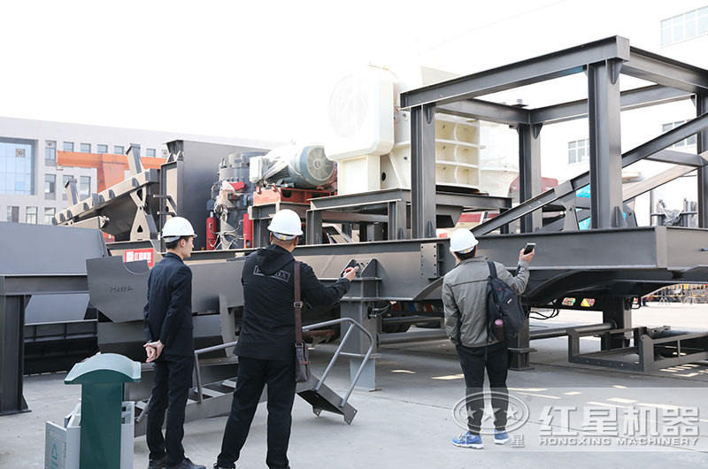 客戶到廠考察移動破碎機(jī)