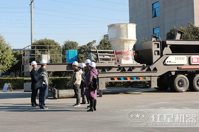 客戶來車間考察流動(dòng)石子機(jī)